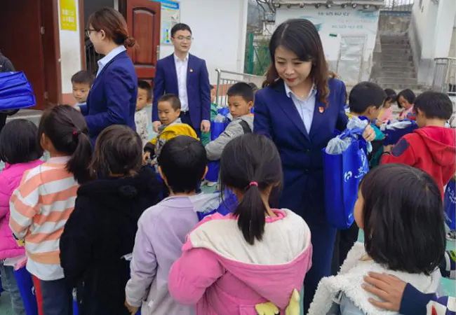 交通银行黔东南分行开展&ldquo;银村党团共建 爱心助力 振兴&rdquo;爱心助学活动