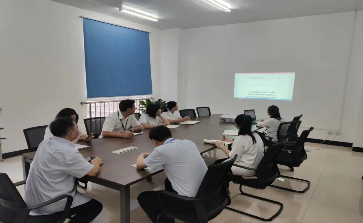 鼎和财险黔东南中支组织学习《中国人民银行反洗钱局关于加强保险业金融机构可疑交易类型分析提升防范打击洗钱犯罪有效性的通知》文件培训会议