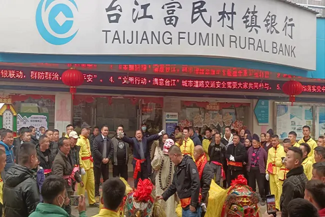 （图为：该行在其营业网点门口迎接醒狮表演）11.jpg