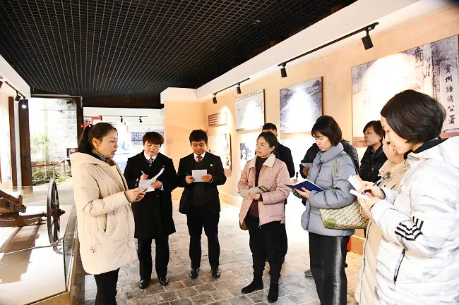 （图为：历史陈列馆内开展集中学习）.JPG