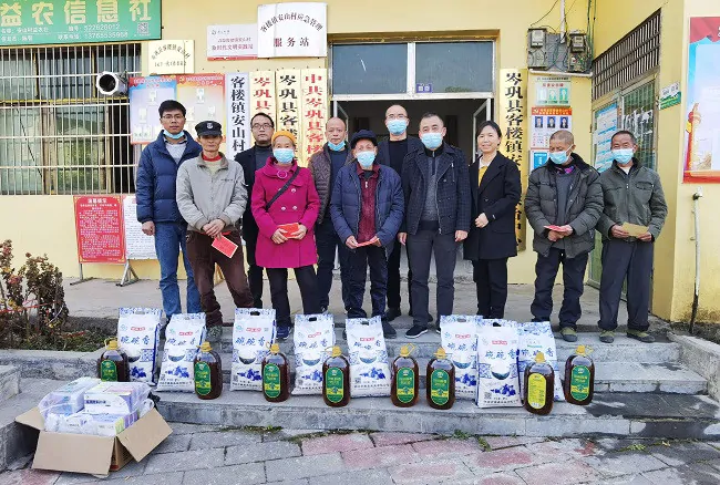 (图为:向安山村困难群众送去慰问金及米油生活必需品).jpg