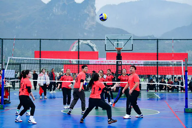 （图为：施秉农信联社队员参加县气排球比赛）.png