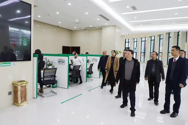 查看网点建设情况并看望一线员工.JPG