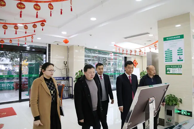 图为:李志远(左二)一行调研营业部.jpg