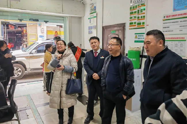 1-调研组到旁海支行察看网点服务情况.jpg