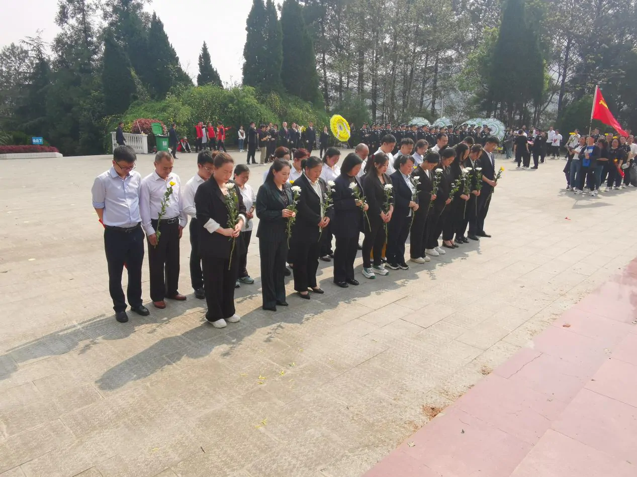 新华保险黔东南中支党支部组织开展&ldquo;清明祭英烈&rdquo;主题党日活动及二季度公益活动