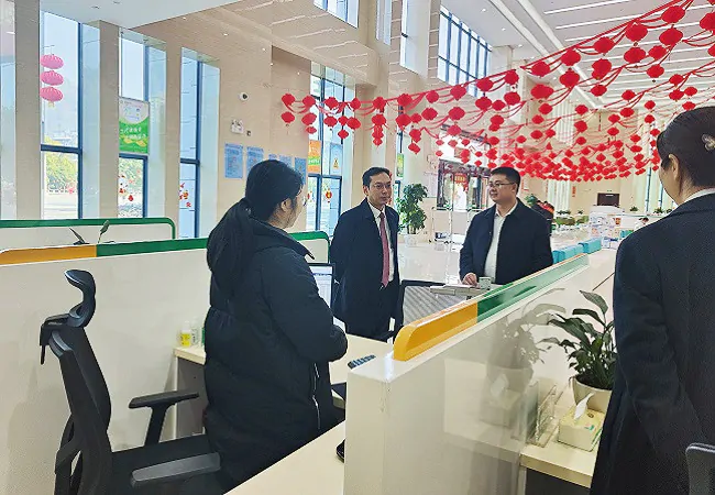 （图为：天柱农商行党委书记吴帆到网点督导）.jpg