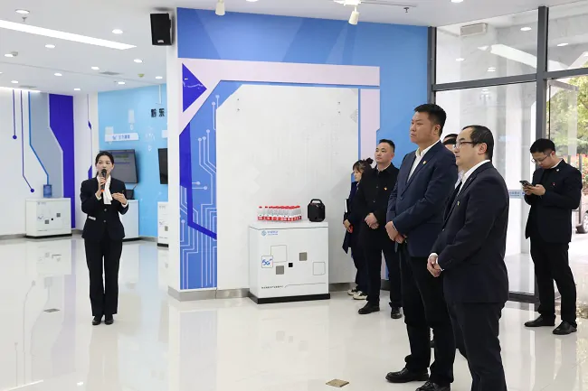 （图为：结对共建双方参观移动公司黔东南州地市级数据中心展示厅）.jpg