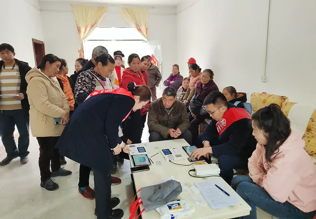 工行丹寨支行：办卡到茶山  助力采茶忙