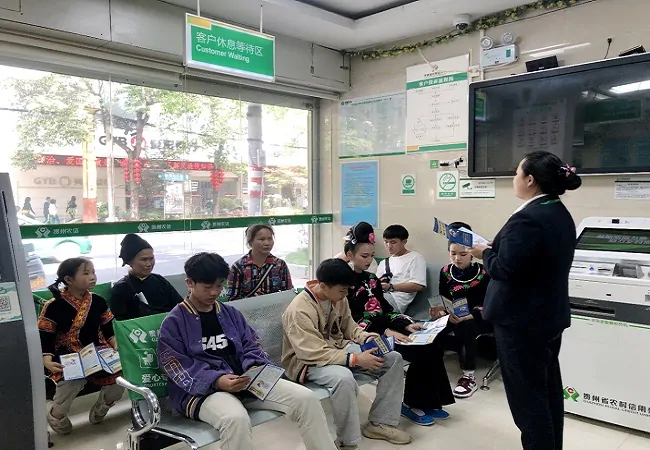 （图为：台江农信联社开展厅堂宣传）.jpg