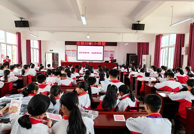 4.图为:开展“金融知识进校园”志愿活动(报银协).jpg