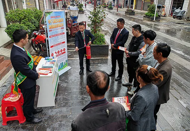 3.图为:施洞信用社开展防灾减灾日宣传,并为群众讲解灭火器的使用方法.jpg