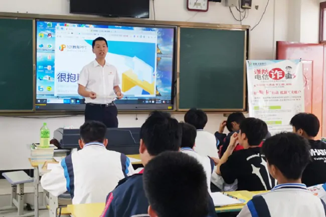 凯里农商银行进校园开展反洗钱防诈骗宣传活动