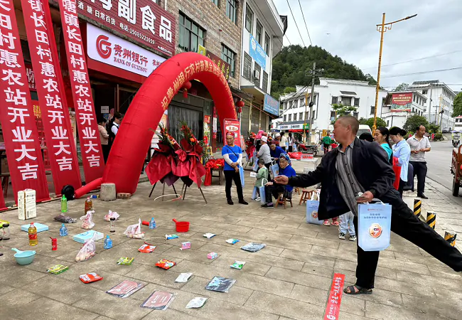 （图为；群众在贵州银行惠农站点参与存款保险宣传趣味活动）.png
