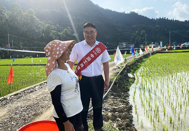 (图为:工商银行凯里分行到某制种基地开展实地调研).png
