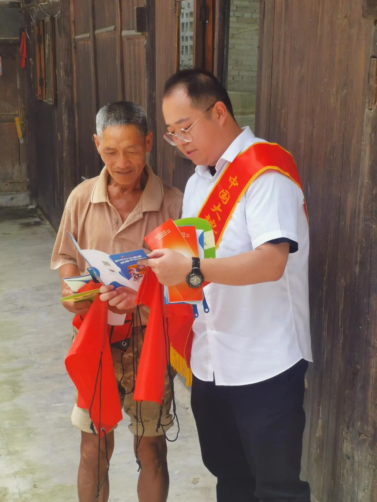 中国大地财产保险黔东南中心支公司开展7.8保险公众宣传活动