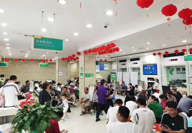 20230701-超级星期六 车江信用社为球迷游客提供避暑主动服务游客 (1).jpg