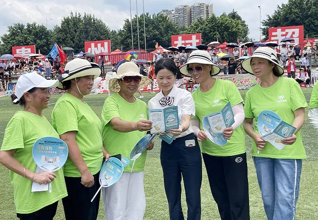 宣传存款保险知识向游客发放印制有存款保险宣传标识的扇子和宣传折页 2.jpg