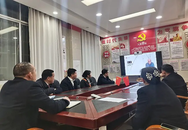 图为：网点员工集中收看.jpg