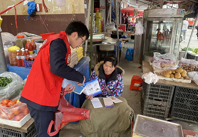 (图为:该行深入农贸市场开展金融知识宣传).png