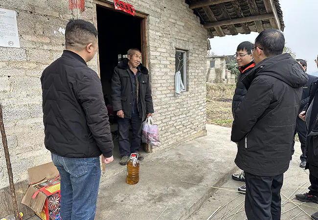 （图为：人民银行施秉县支行行长杨宇航一行慰问困难老人）.png