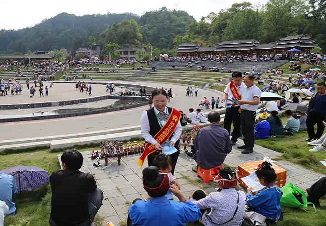 台江农信联社巧借&ldquo;苗族姊妹节&rdquo; 送&ldquo;金融套餐&rdquo;