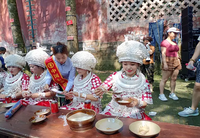 农业银行黄平、雷山支行与当地人行联合开展主题金融知识宣传活动 