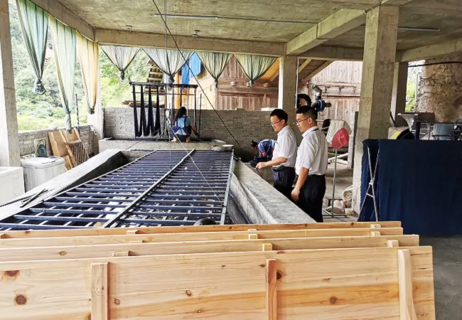 （图为：支持榕江县栽麻镇倚山人合作社侗布染织产业 ）.jpg