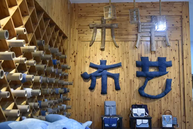 侗族织娘-赖雷和她的侗布布艺 (5).JPG