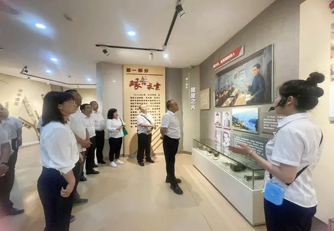 图为农业银行纪检干部参观红色基地“凯里党史陈列馆” (2).jpg