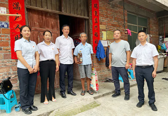 （图为：该行与台拱村党支部共同慰问困难老党员）.png