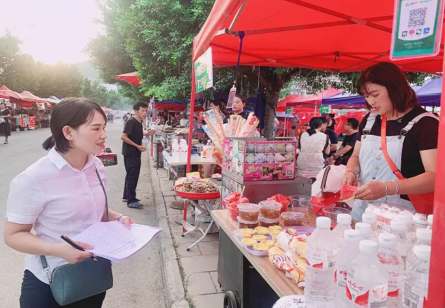图为：为“村超”地摊经济摊主免费办理“黔农e付 ”.jpg