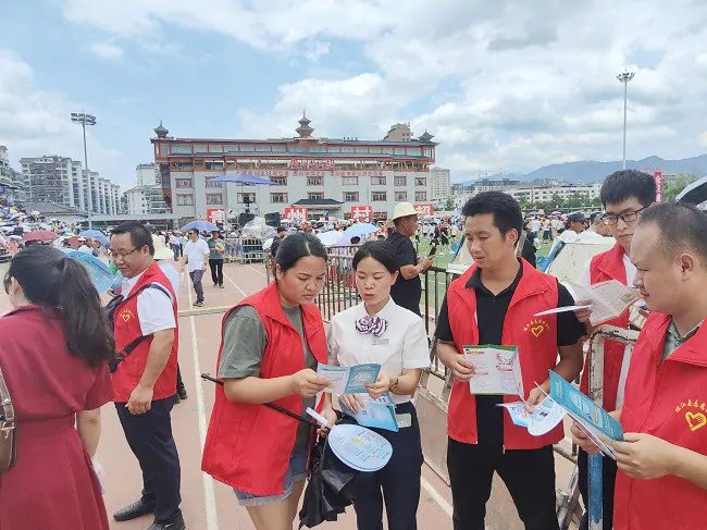 宣传存款保险知识向游客发放印制有存款保险宣传标识的扇子和宣传折页 1.jpg