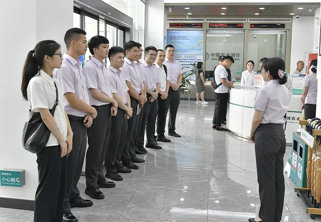 6.图为:新员工参观“青年文明号”单位.JPG