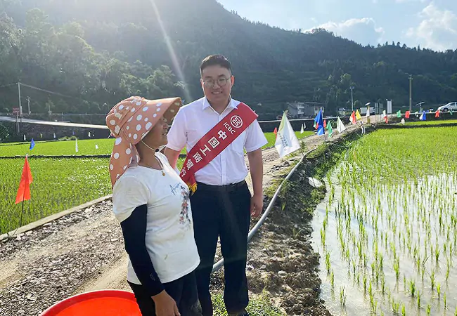 （图为：该行工作人员到田间了解种植户耕种情况）.png