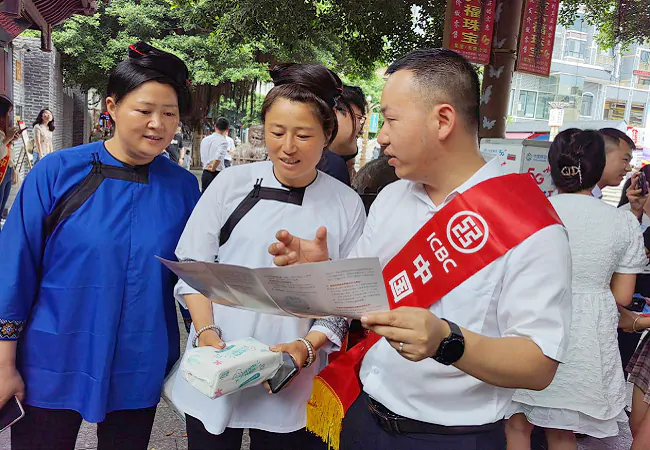 （图为：该行工作人员主动向赛场周边群众宣传存款保险知识）.png