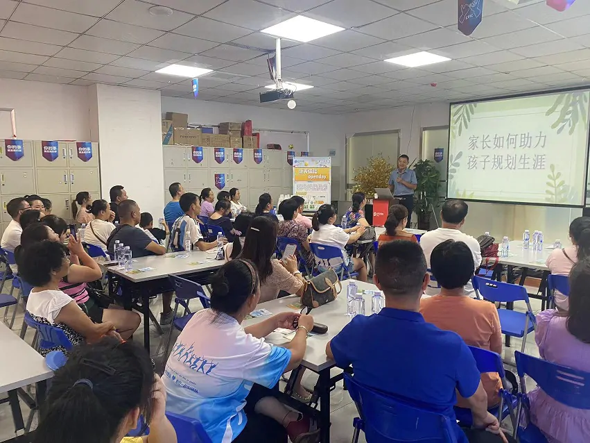 中国太保寿险黔东南中支开展&ldquo;名师下凡&rdquo;大型公益教育讲座活动