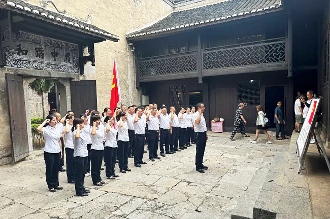 （图为：施秉农信联社党委组织开展“缅怀革命先烈 砥砺信念初心”主题党日活动）.png