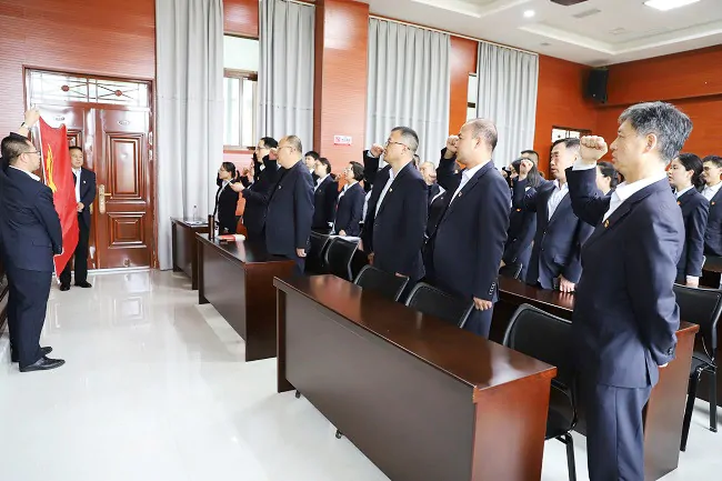 （图为：中国银行凯里分行纪委书记佘重阳带领全体党员同志重温入党誓词）.jpg