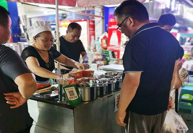 金融服务“村超”地摊经济 (1)1.jpg