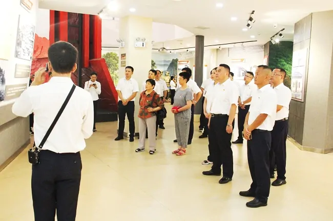 主题教育进行时：凯里农商银行以&ldquo;五抓&rdquo;助&ldquo;五促&rdquo;推动各项工作走深走实