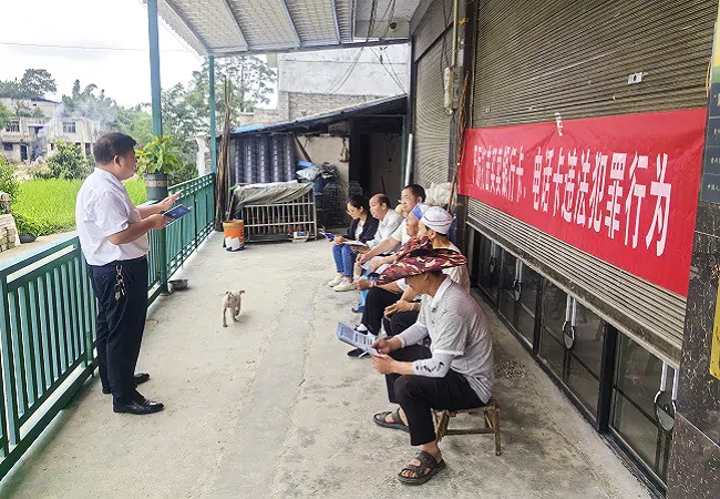 凯里农商银行湾水支行积极进村入户开展反洗钱宣传活动