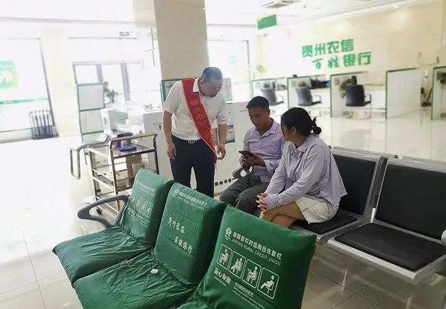 锦屏农信联社党委委员、副主任吴征雄在网点体验大堂经理.jpg