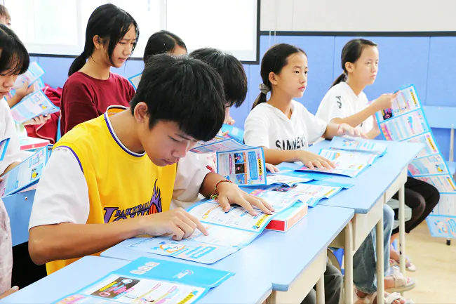 特殊学校孩子们在认真查阅宣传折页.png