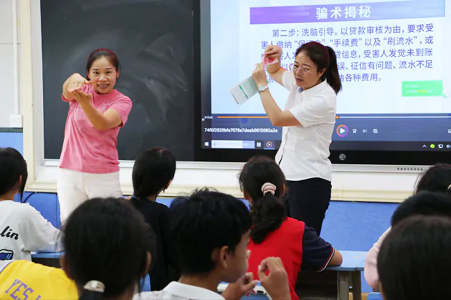 从江农商银行进校园，工作人员和老师搭配宣传.png