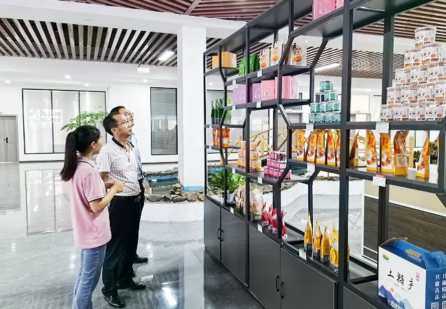 岑巩监管组携邮储银行岑巩县支行走访企业