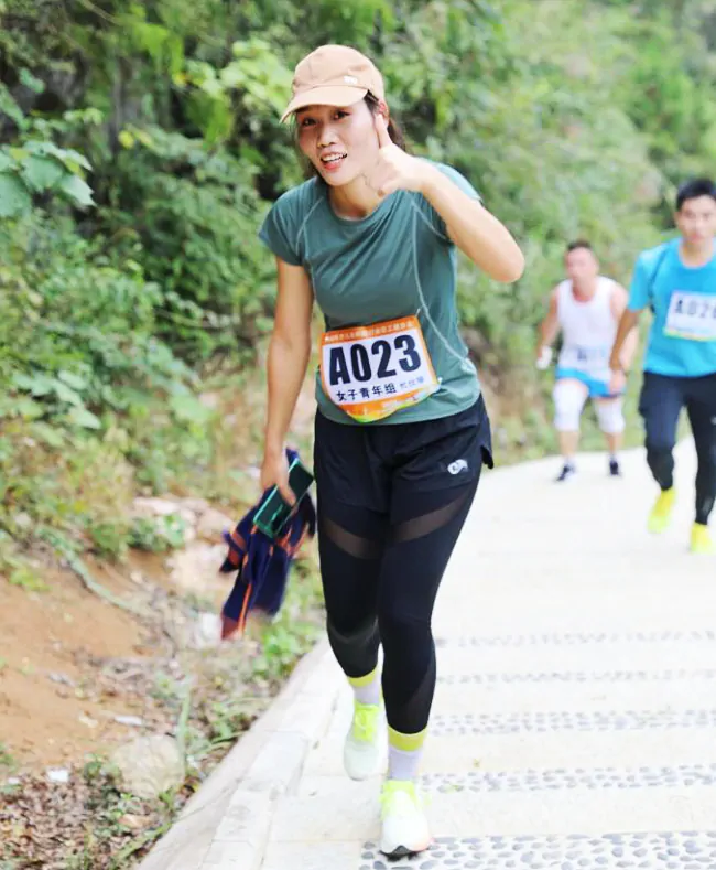 （图为：该行参赛队员健步走活动风采）.png