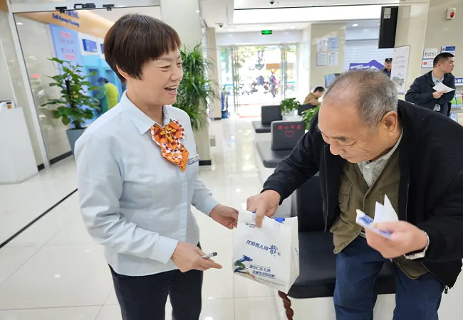 建设银行凯里宁波路支行重阳节开展敬老、爱老活动暖人心