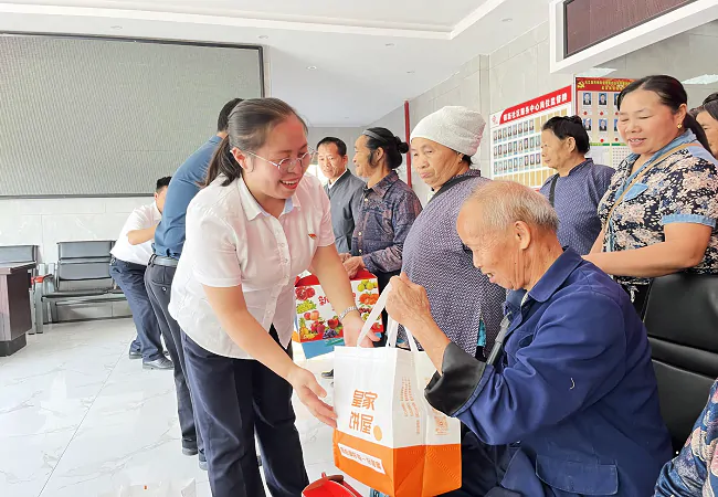 从江农商银行：关爱社区老人 情暖九九重阳