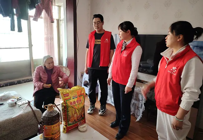 图为:看望困难老人.jpg